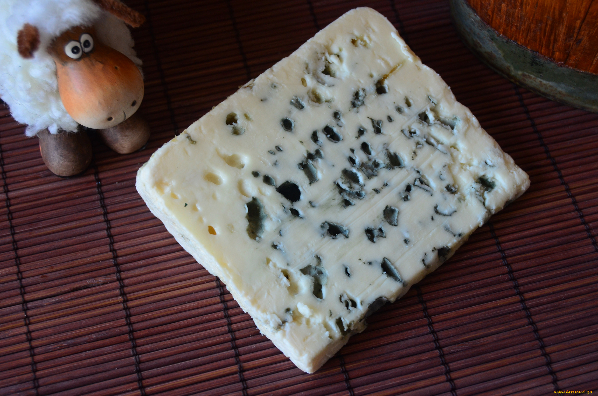 Рокфор. Gadot Roquefort сыр. Рокфор сыр Налич. Рокфор сыр нарезанный.